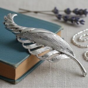 Elegant Vintage Gerry’s Silver Tone Leaf Brooch